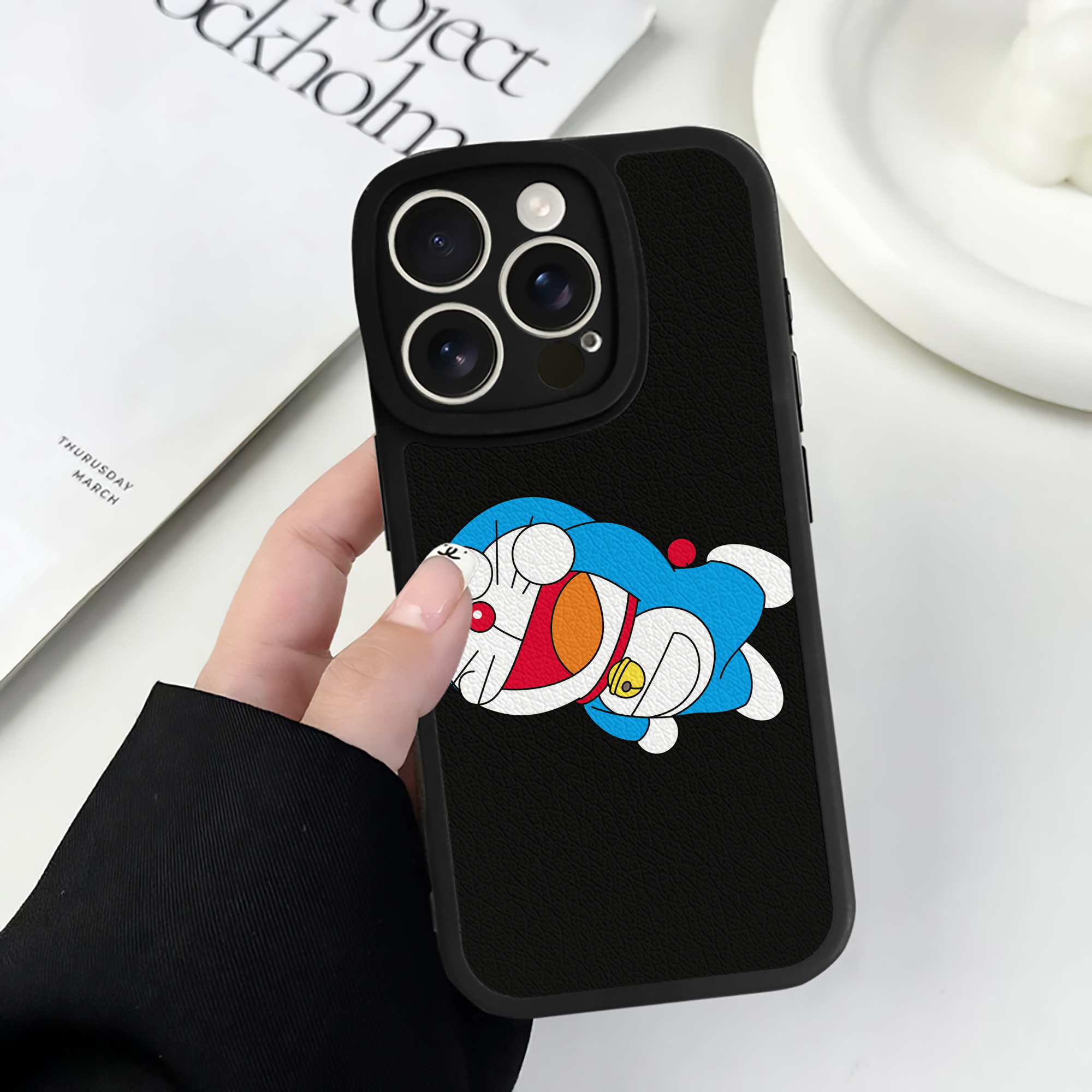 （画像用） ドラえもん Doraemon 【iPhone 16シリーズ対応】シリコンスマホケース（レザー調） 材質：シリコン